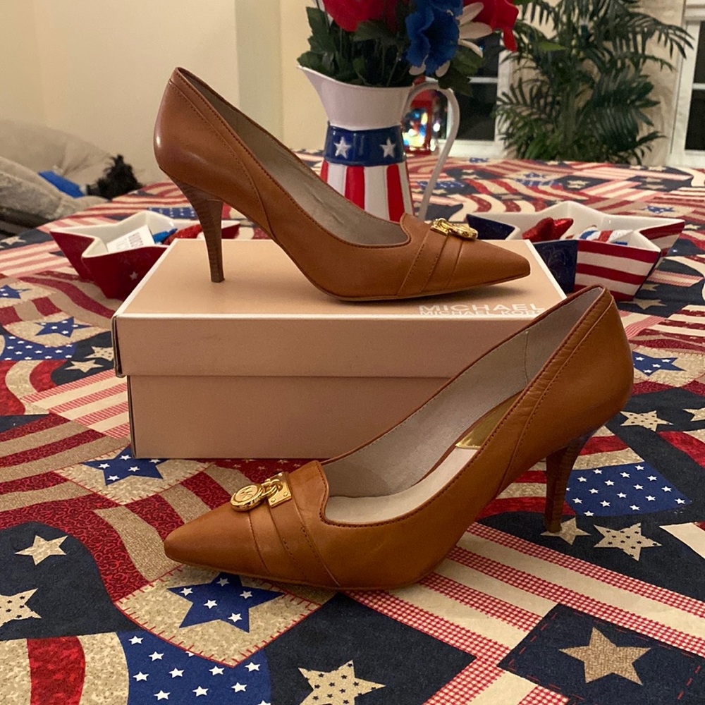 Michael Kors Hamilton Mid Pump, size 8. Luggage color.